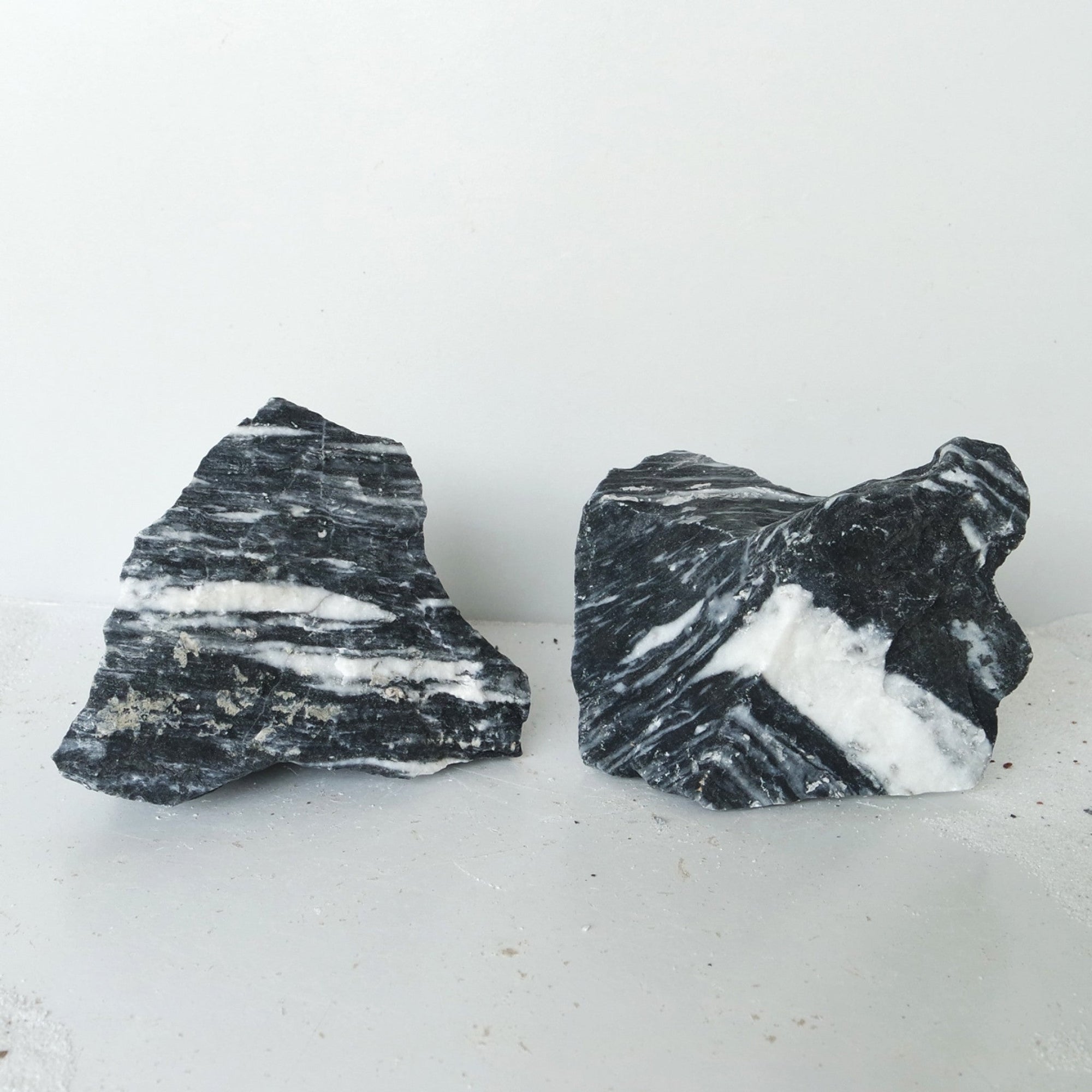 Black & White Aurum Rock Large, 23-28 cm / box